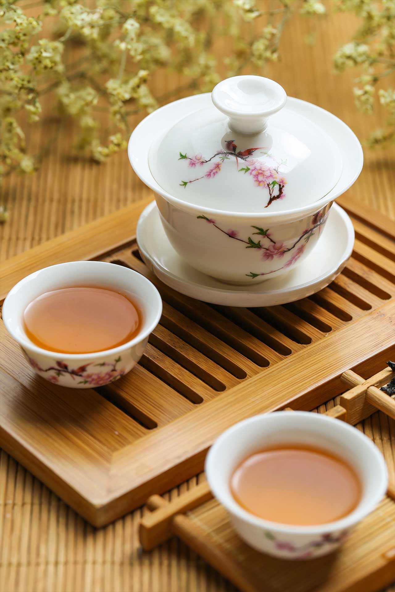 Gedeckte Teeschalen auf einem Bambustablett – die Wechseljahre aus Sicht der Chinesischen Medizin