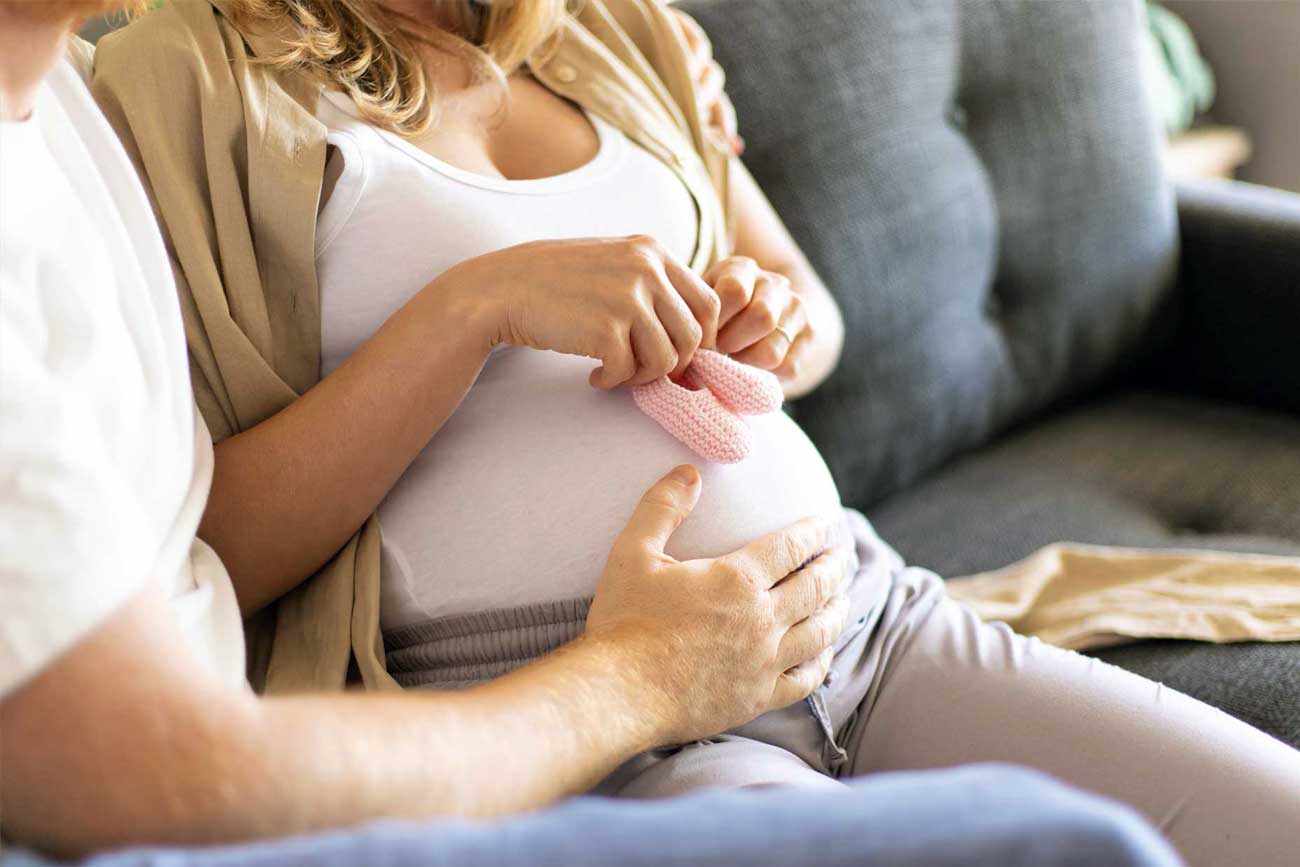 Schwangere Frau mit den Händen am Bauch – geburtsvorbereitende Akupunktur ab der 36. Schwangerschaftswoche Schwangere Frau mit den Händen am Bauch – geburtsvorbereitende Akupunktur ab der 36. Schwangerschaftswoche