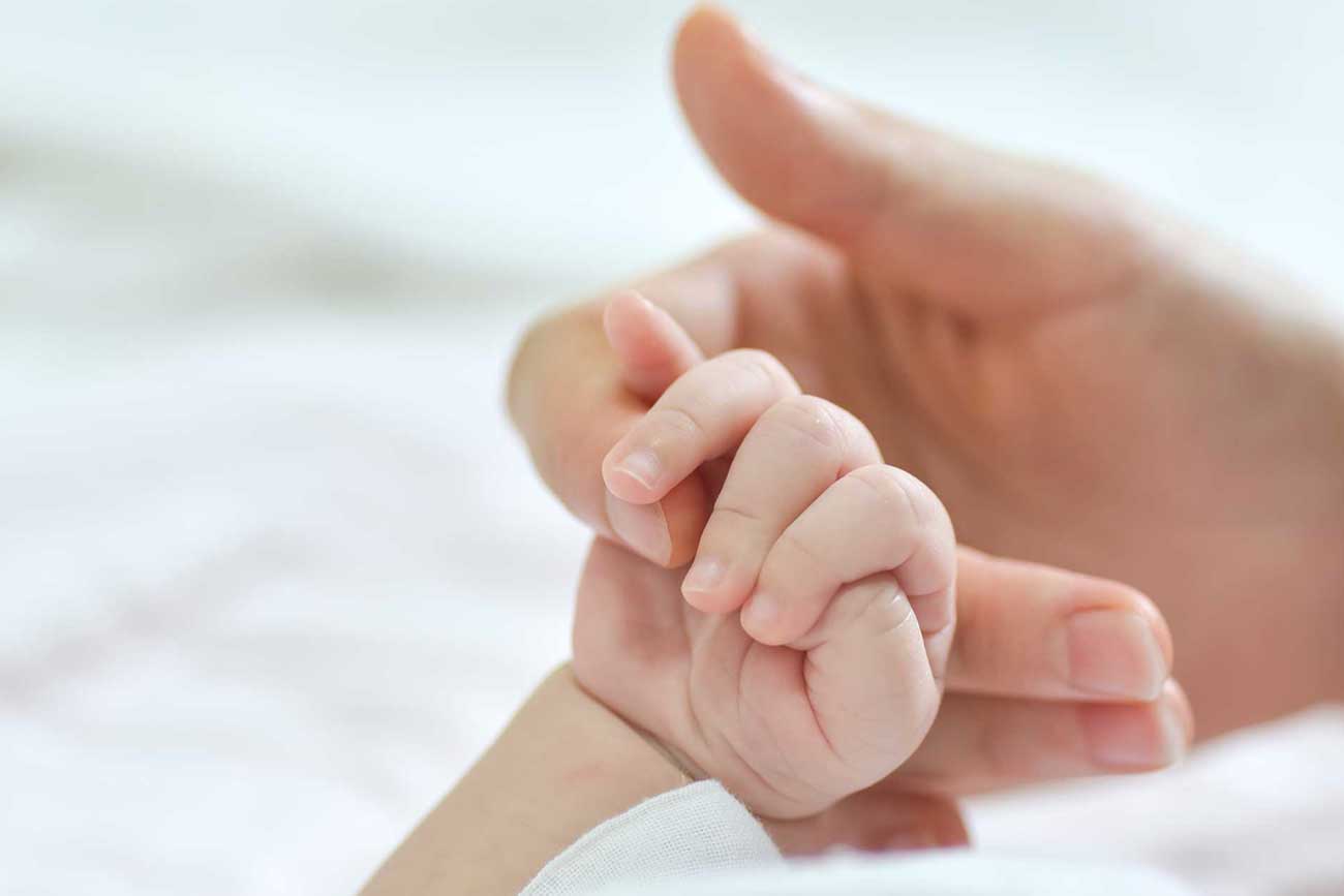 Neugeborenes umgreift den Finger einer erwachsenen Hand – Kinderwunschbegleitung mit TCM in Einhausen an der Bergstraße Neugeborenes umgreift den Finger einer erwachsenen Hand – Kinderwunschbegleitung mit TCM in Einhausen an der Bergstraße